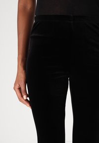 Good American Παντελόνι - black