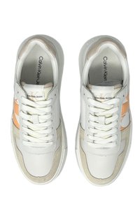 Sneaker in pelle bianca con accenti beige e un logo arancione, dotate di una punta testurizzata e lacci piatti per una vestibilità sicura.
