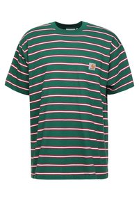 Grønstribet t-shirt med røde og hvide vandrette striber, korte ærmer og en lille brystlomme med et logo-patch.