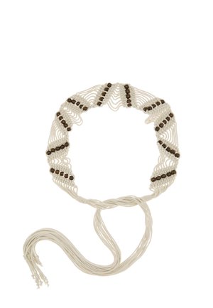Cinturón de macramé blanco con cuentas marrón oscuro tejidas en filas diagonales y largos flecos torcidos en los extremos.