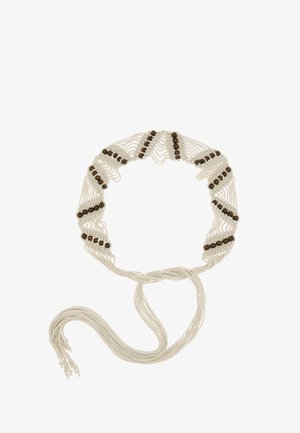 Cinturón de macramé blanco con cuentas marrón oscuro tejidas en filas diagonales y largos flecos torcidos en los extremos.