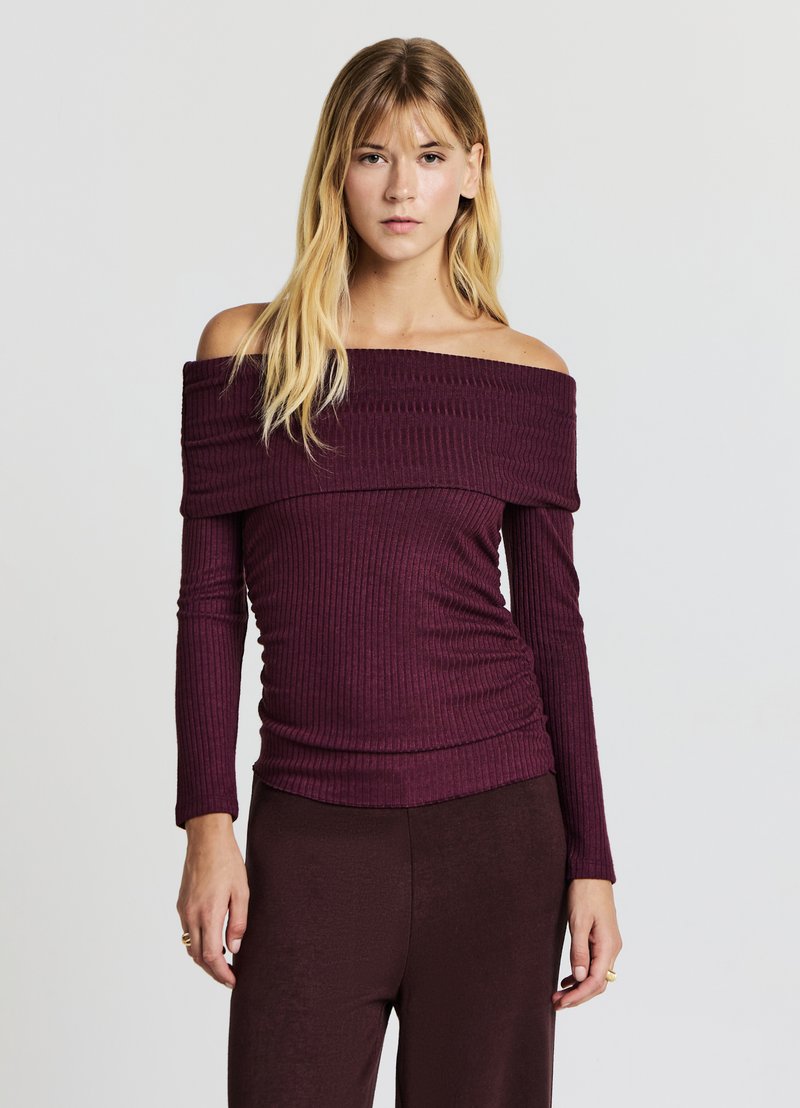 Bordeauxrotes Off-Shoulder-Oberteil mit gerippter Textur und langen Ärmeln, verfügt über eine figurbetonte Silhouette und eine geraffte Detail am Taillenbereich.
