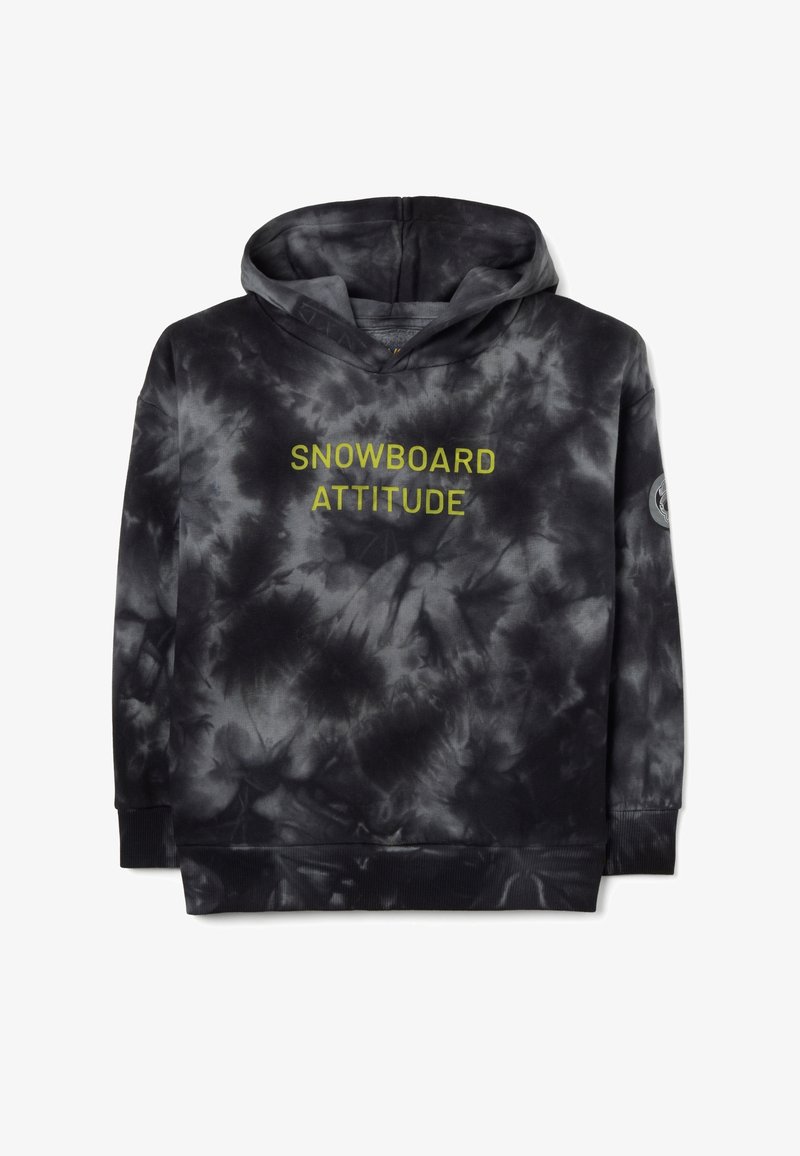 Sudadera con capucha en un patrón de tie-dye negro, que presenta "SNOWBOARD ATTITUDE" en texto amarillo brillante y puños y borde acanalados.