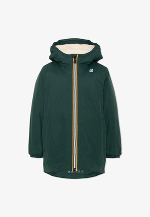 Giacca invernale verde scuro con cappuccio, fodera in pile bianco, zip frontale con bordatura multicolore e piccolo logo sul petto sinistro.