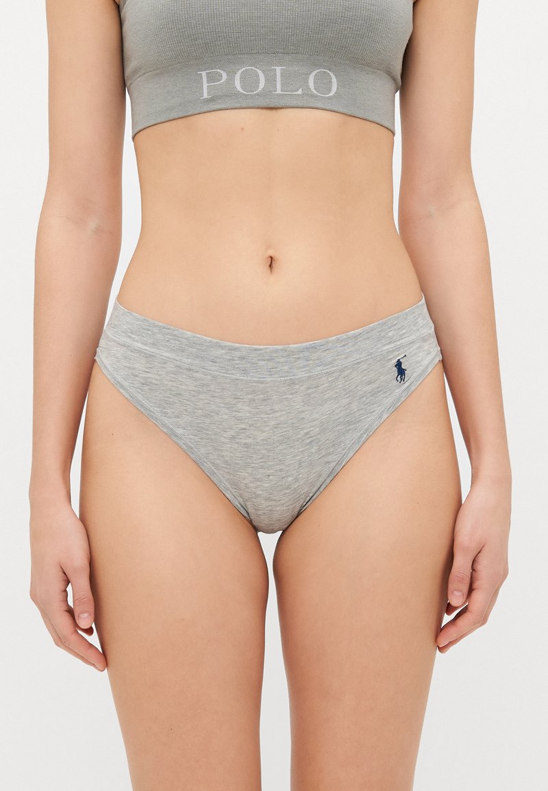 Sivý bavlnený bikiny s hladkou textúrou, ktorý má široký pás a malú logo akcentáciu v tmavomodrej farbe na jednej strane.