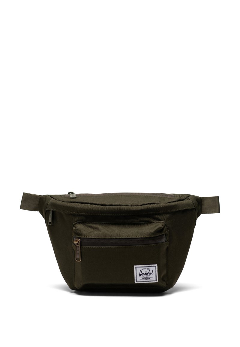 Sac banane en tissu olive avec un compartiment principal zippé, une poche avant zippée et une étiquette de marque blanche. Matériau durable et texture lisse.