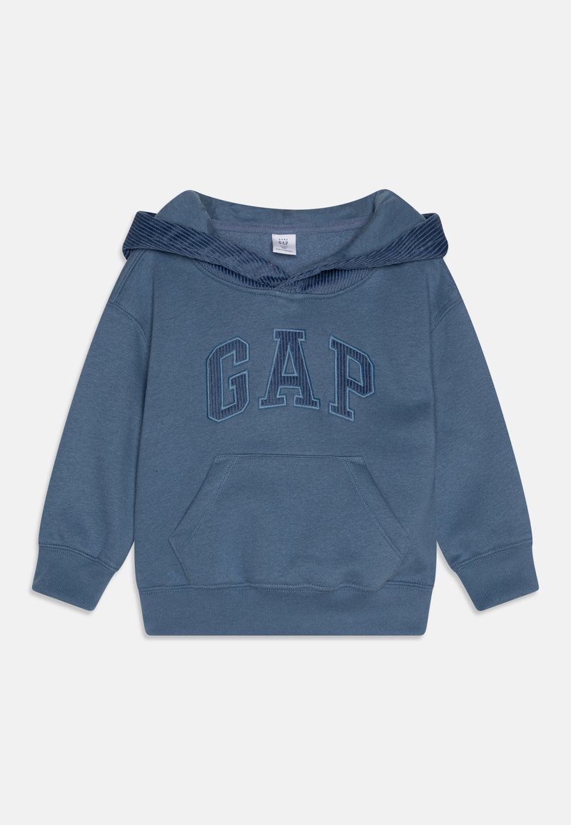 Sweat à capuche bleu doux, avec une capuche côtelée, une grande poche kangourou et le logo « GAP » en tissu texturé. Manches longues avec poignets côtelés.