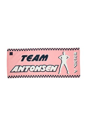Lyserødt håndklæde med sort-hvid ternet kant, fed tekst "TEAM ANTONSEN," silhuet af stående person og "VICTOR" logo.