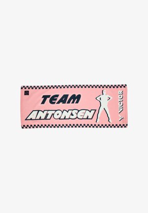 Lyserødt håndklæde med sort-hvid ternet kant, fed tekst "TEAM ANTONSEN," silhuet af stående person og "VICTOR" logo.