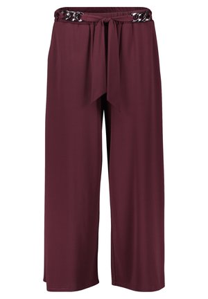 Pantalon bordeaux à jambes larges avec ceinture à nouer et détail de chaîne argentée à la taille.