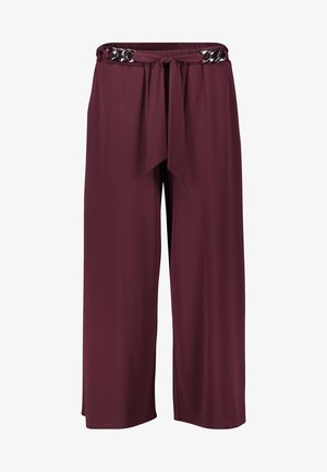 Wijde bordeauxrode broek met een zelfstrikkende riem en zilverkleurig kettingdetail in de taille.