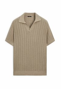 Polo tricoté à manches courtes beige avec un motif côtelé et un large col, posé à plat sur un fond blanc.