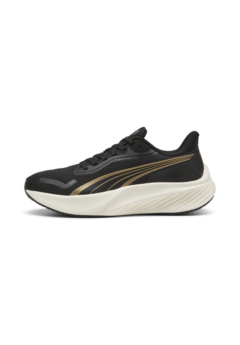 Schwarzer Sportschuh mit einem atmungsaktiven Mesh-Obermaterial, goldenen Akzenten und einer dicken weißen Zwischensohle. Strukturiertes Gummisohle für guten Grip.