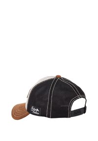 Casquette de baseball en maille noire et grise avec visière en daim marron, sangle ajustable, coutures blanches et patch logo sur le côté.