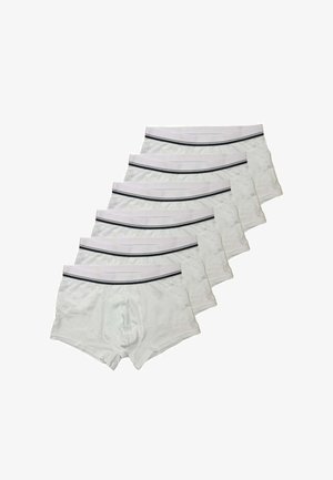 Sei boxer da uomo bianchi impilati, ciascuno con una fascia elastica bianca e nera in vita, su uno sfondo bianco semplice.