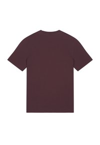 Bordeaux ronde hals T-shirt met korte mouwen; gemaakt van een gladde, lichte stof; geen zichtbare patronen of accenten.