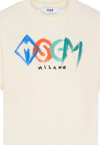 Kremowa bawełniana koszulka z kolorowym graficznym logo z literami "NSGM" w niebieskim, pomarańczowym, zielonym i czarnym, a także z napisem "MILANO."