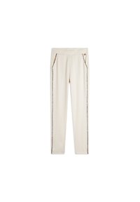 Pantalones ajustados beige con bolsillos laterales y un ribete decorativo oscuro a lo largo de las costuras exteriores, hechos de una tela suave y texturizada.