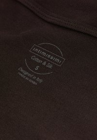 Dunkelbrauner Stoff mit dem Label "Intimissimi" in hellgrauem Text. Zusammensetzung aus Baumwolle und Seide, Größe S, in Italien entworfen. Weiche Textur.