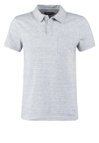 Polo léger bleu clair en tissu doux et texturé. Comprend un col, des manches courtes et une poche poitrine. Motif chiné subtil.