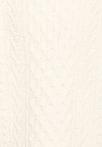 Tissu tricoté de couleur crème avec plusieurs motifs torsadés verticaux.