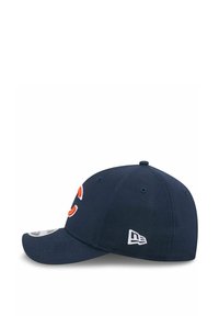 Marineblaue Kappe mit gebogenem Schirm, auf der Vorderseite mit einem orangefarbenen Logo und an der Seite mit einem kleinen weißen Emblem. Aus Stoff mit Nähdetails gefertigt.