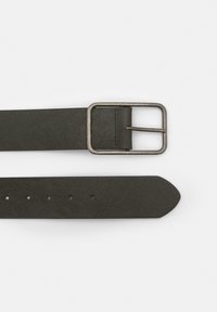 Tmavě zelený kožený pásek s texturovaným povrchem, s hranatou kovovou sponou a pěti dírkami pro nastavení podél pásku.