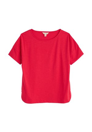T-shirt rouge à manches courtes en tissu doux. Présente un col rond et une coupe ample, avec un ourlet légèrement arrondi en bas.