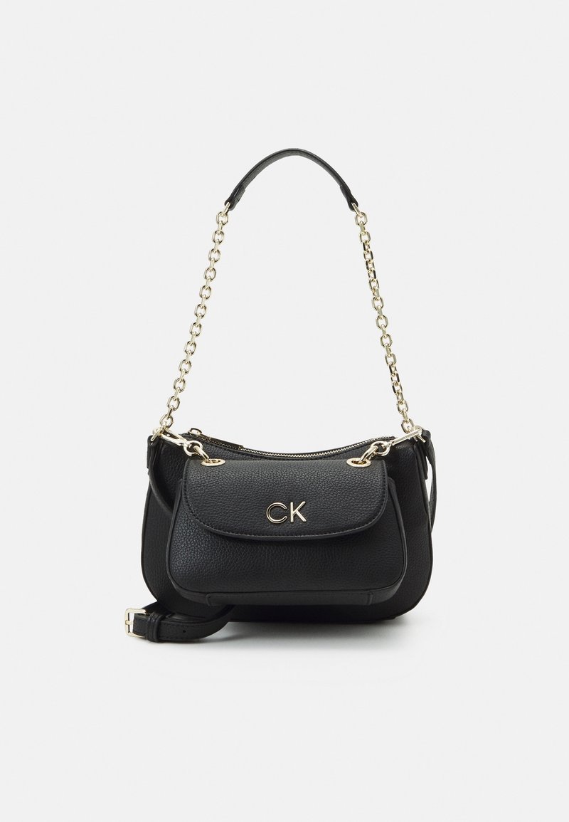 Sac d'épaule en cuir noir avec bandoulière chaîne dorée, poche à rabat avant et logo "CK" sur surface texturée.