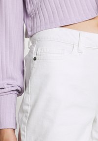 Noisy May Jeansshorts - white