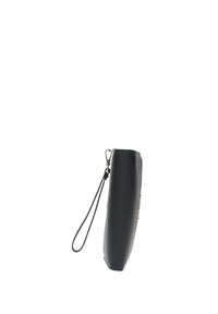 Clutch nera, rettangolare, realizzata in materiale testurizzato, dotata di una cinturina per il polso e chiusura a zip. Design minimalista senza hardware visibile.