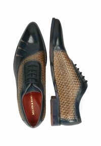 Scarpe eleganti in pelle con tomaia blu e lati intrecciati marroni, punta affusolata e tacco basso impilato. L'interno presenta una fodera rossa.