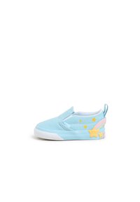 Helle blaue Slipper mit einem weichen Stoffobermaterial, weißer Sohle, gelbem Stern und Regenbogen-Akzenten, entworfen für Komfort und einfaches Anziehen.