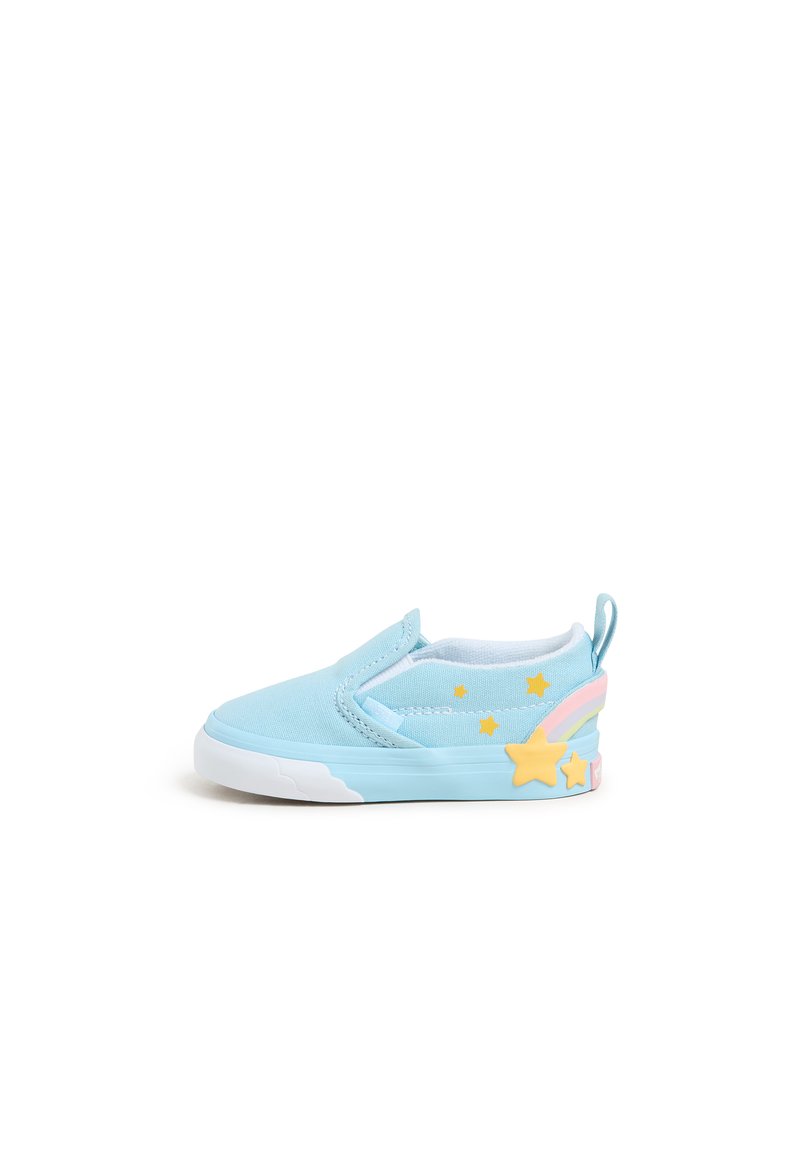 Helle blaue Slipper mit einem weichen Stoffobermaterial, weißer Sohle, gelbem Stern und Regenbogen-Akzenten, entworfen für Komfort und einfaches Anziehen.
