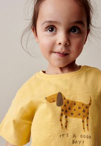 Next SHORT SLEEVE  REGULAR FIT - T-shirts print - yellow dog