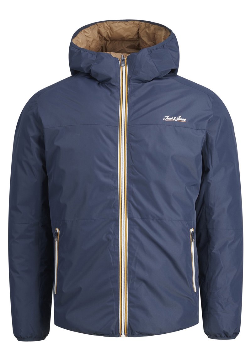 Marinblå isolerad jacka med dragkedja fram, guldaccentuerad dubbel dragkedja och huva. Har sidofickor och en brun innerfoder.