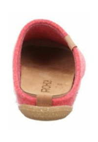 Scarpa slip-on rossa in feltro con punta arrotondata, caratterizzata da un accento in pelle marrone e una suola naturale texturizzata. L'interno presenta una finitura morbida.