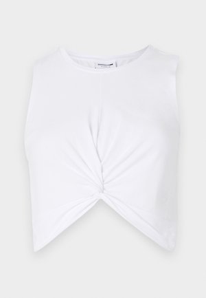 Hvit avkortet tanktop med rund hals, med detalj av frontvridning og glatt, lett stoff.