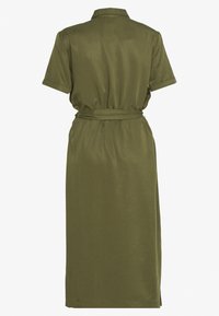 Olivgrünes Hemdkleid mit kurzen Ärmeln, einem Kragen und einem Taillengürtel. Verfügt über einen glatten Stoff und einen knielangen Saum.