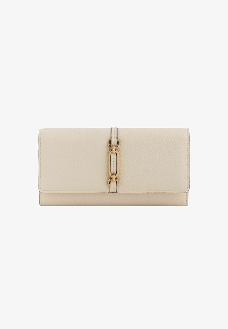 Cartera de cuero texturizado beige con cierre de solapa, que presenta un detalle de cadena dorada en el centro. Acabado suave, forma rectangular, diseño minimalista.