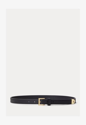 Čierny kožený textúrovaný opasok so zlatou obdĺžnikovou prackou a malým zlatým koncovým špičkom s vyrytým logom „RL“, položený na bielom pozadí.