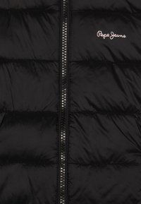 Czarna puchowa kurtka z błyszczącym wykończeniem, z poziomym pikowaniem, centralnym zamkiem błyskawicznym oraz różowym logo "Pepe Jeans" na piersi.