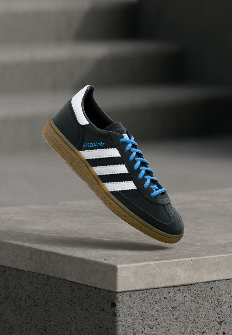 adidas Originals HANDBALL SPEZIAL ARGENTINA INDOOR FOOTBALL BOOTS CORE BLACKFOOTWEAR WHITE AD142A04F Q11 core black/footwear white/black