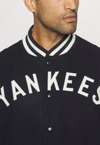New Era MLB NEW YORK YANKEES PATCH VARSITY  - Vereinsmannschaften - navy/white