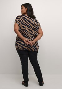 Kaffe Curve KCMARCA AMI  - Camicetta - midnight amphora animal print