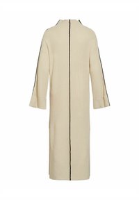 Long cardigan en tricot beige à côtes avec un col haut, des manches larges et des bandes noires le long de la longueur. Il présente une couture centrale au dos.