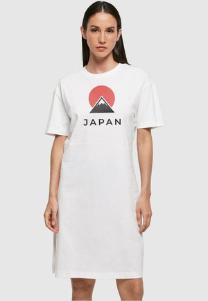 Weißes Baumwolle-T-Shirt-Kleid mit rundem Ausschnitt und kurzen Ärmeln. Das Frontdesign zeigt eine rote Sonne und einen schwarzen Berg mit dem Text "JAPAN".