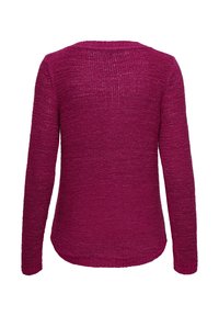 Pull en maille fuchsia à manches longues avec un col côtelé et un tissu texturé. L'ourlet est légèrement plus long à l'arrière, créant une forme arrondie.