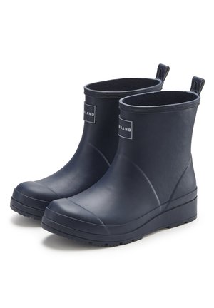 Paar schwarze, knöchelhohe Gummiregenstiefel mit Zuglaschen und Markenetikett vorne, nebeneinander auf weißem Hintergrund präsentiert.