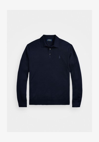 Ναυτικό μπλε μακρυμάνικο πόλο μπλουζάκι φτιαγμένο από μαλακό βαμβάκι, με τριπλό κουμπί, ριμπ μανσέτες και κεντημένο λογότυπο στο στήθος.